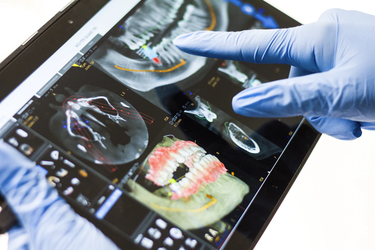 Tablet ekranında üç boyutlu diş ve çene görüntülemesi