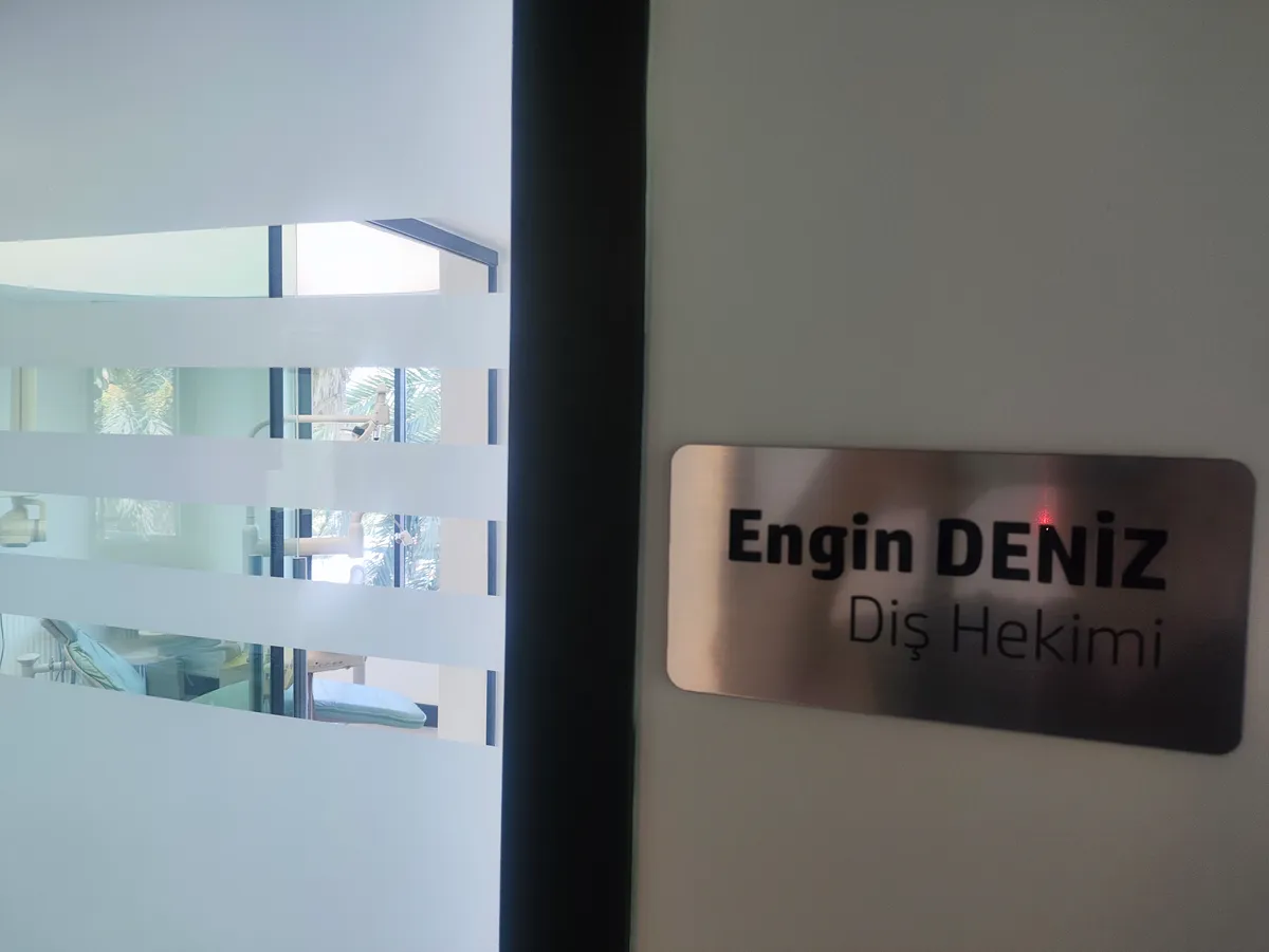 Klinik girişindeki "Engin Deniz — Diş Hekimi" tabelası